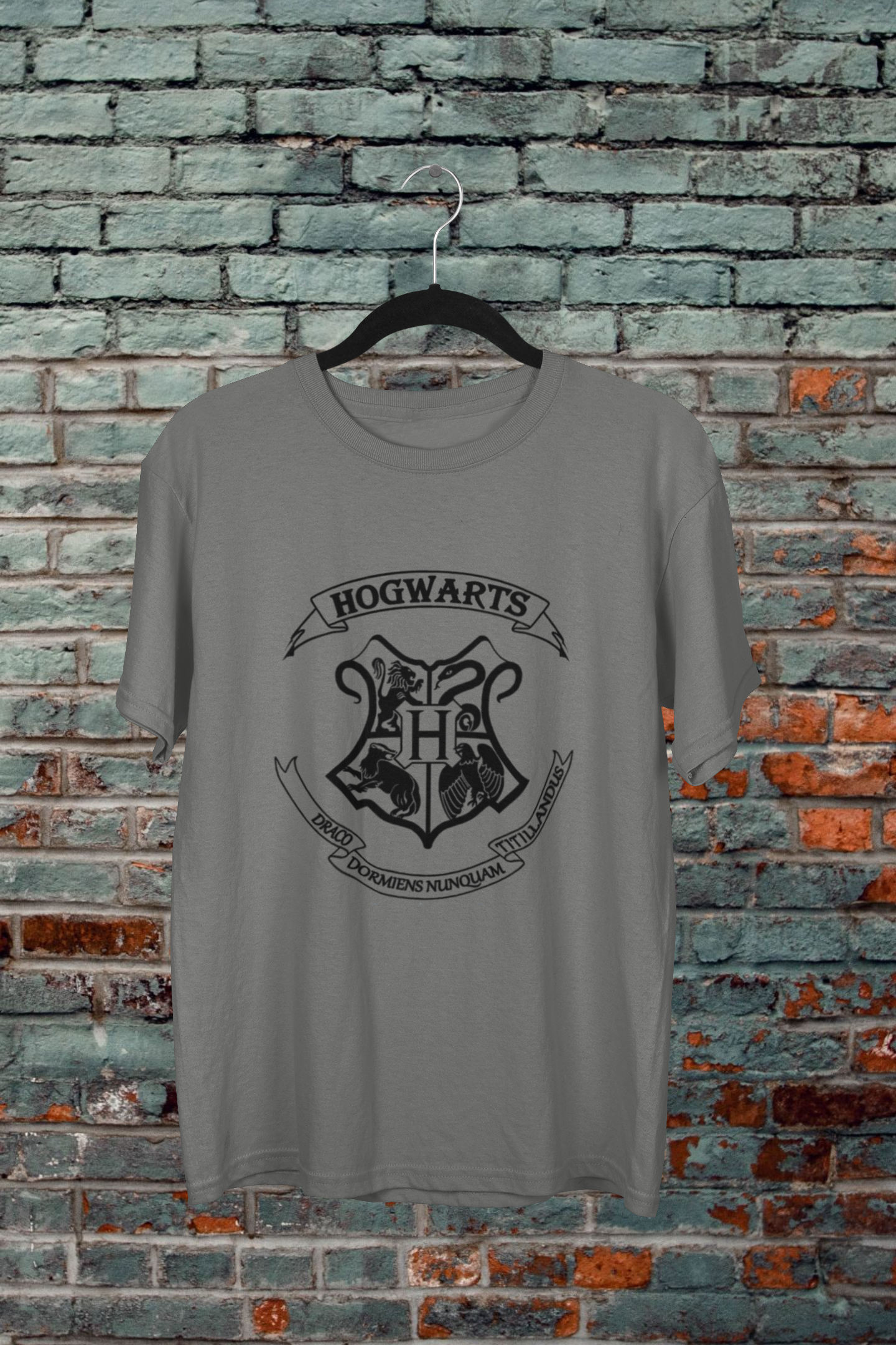 Hogwarts Black Logo T-Shirt - Regular fit