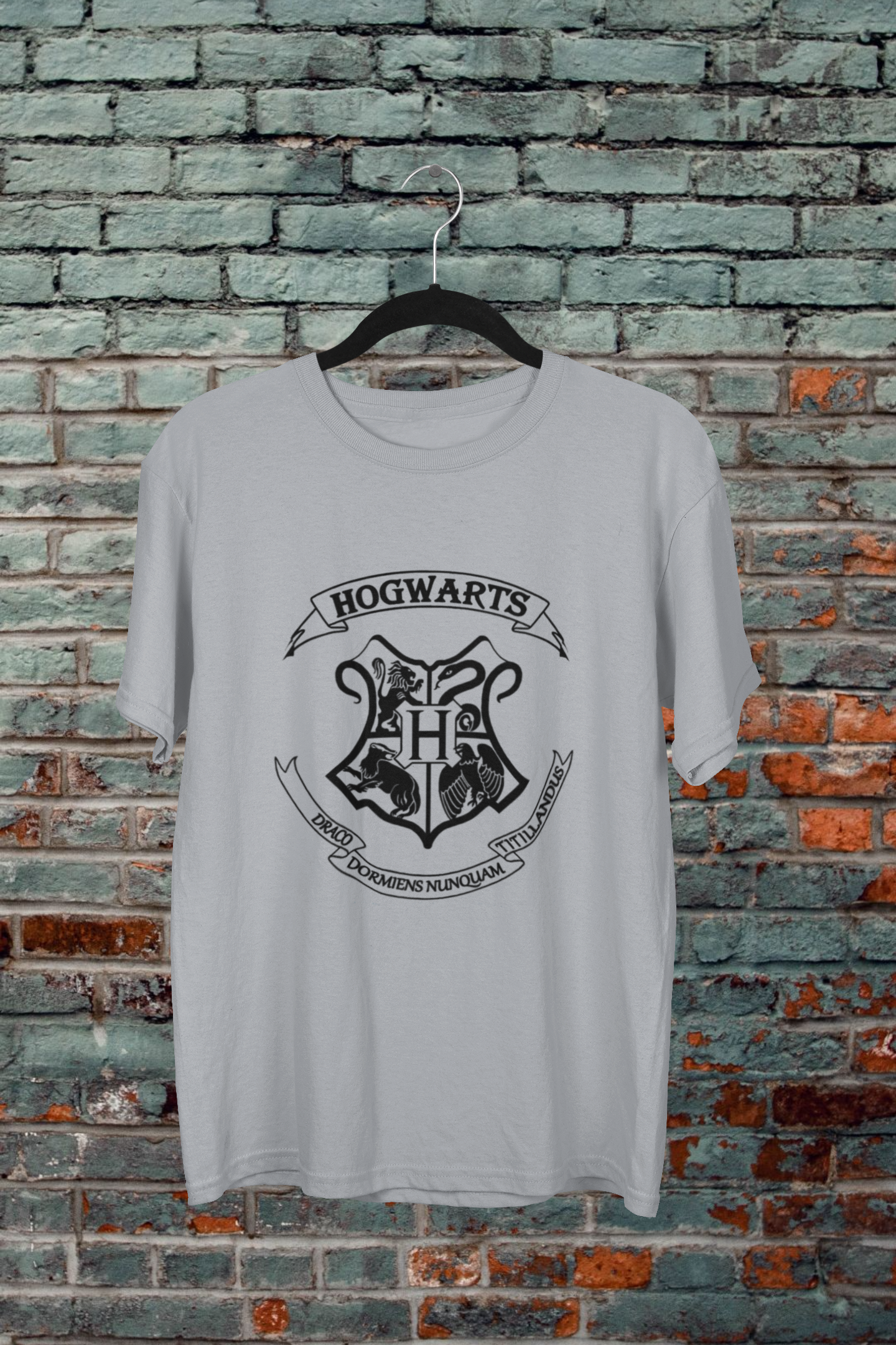 Hogwarts Black Logo T-Shirt - Regular fit