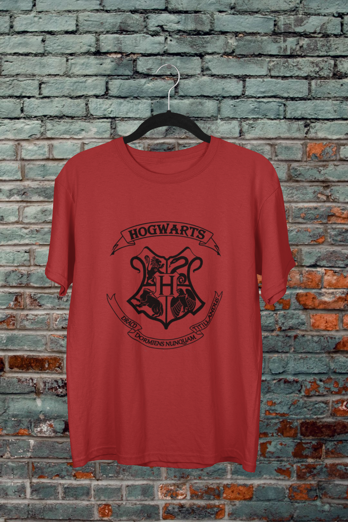 Hogwarts Black Logo T-Shirt - Regular fit