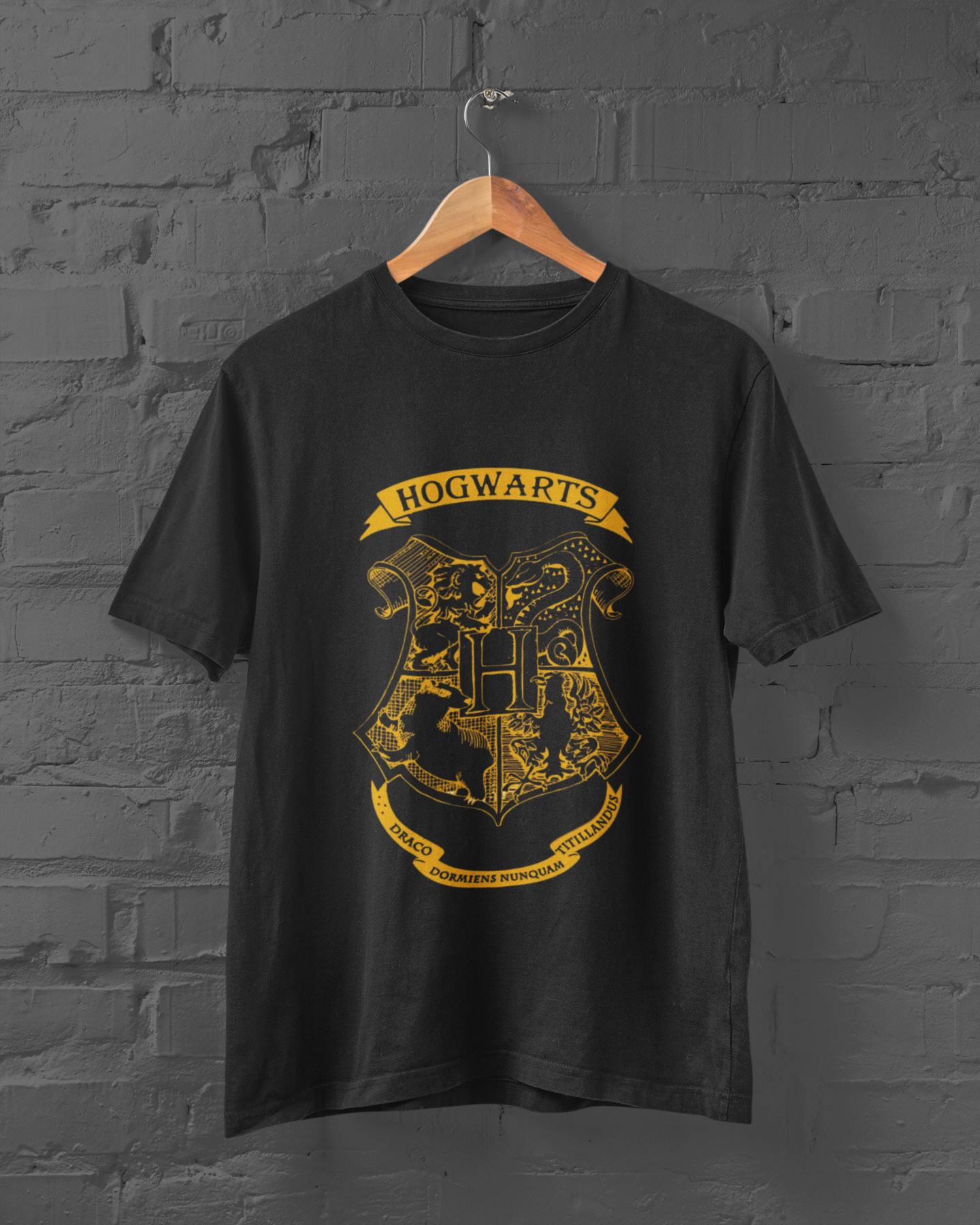 Hogwarts Logo T-Shirt - Regular fit