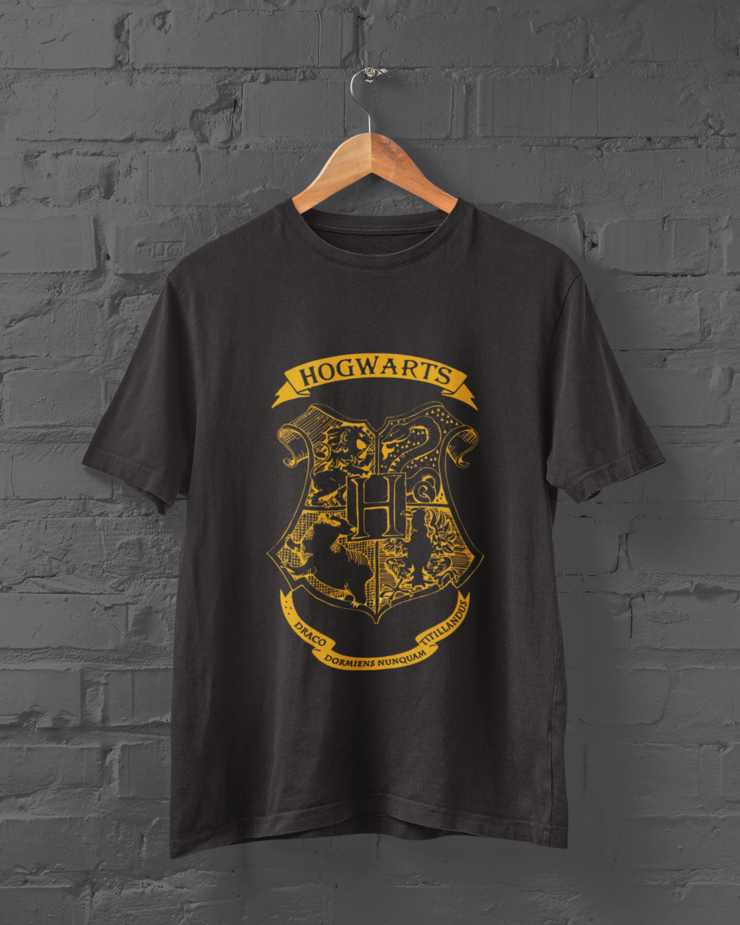 Hogwarts Logo T-Shirt - Regular fit