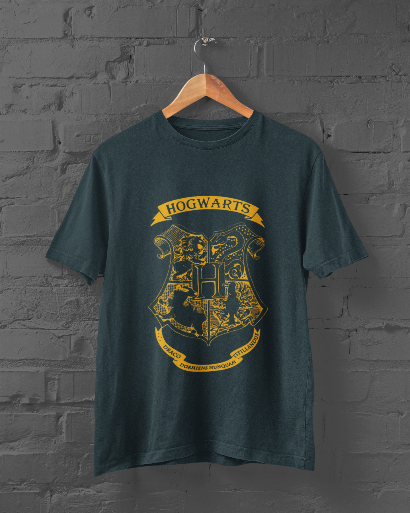 Hogwarts Logo T-Shirt - Regular fit